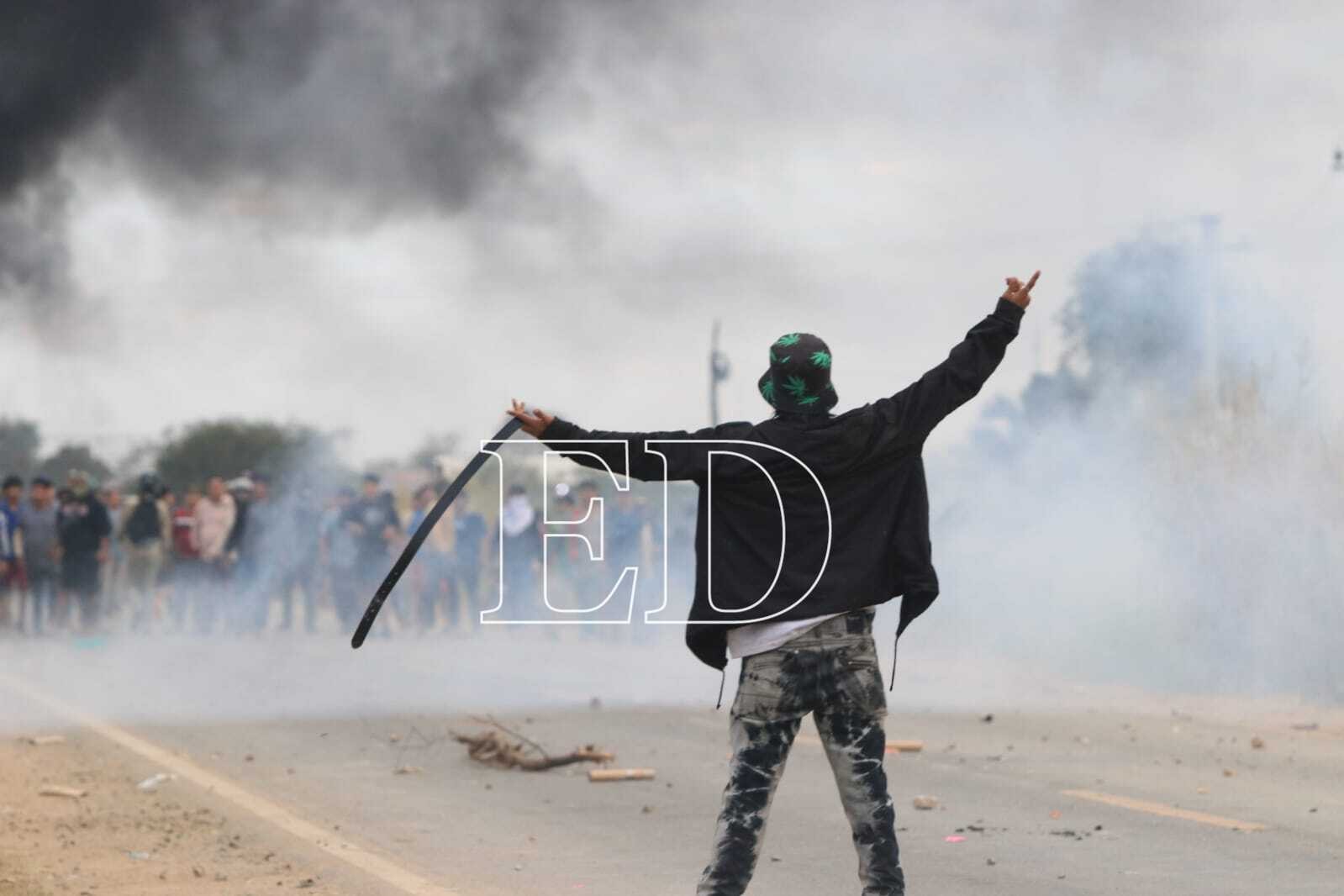 Operativo de desbloqueo de la ruta en el municipio de San Julián /Fotos: Juan Carlos Torrejón