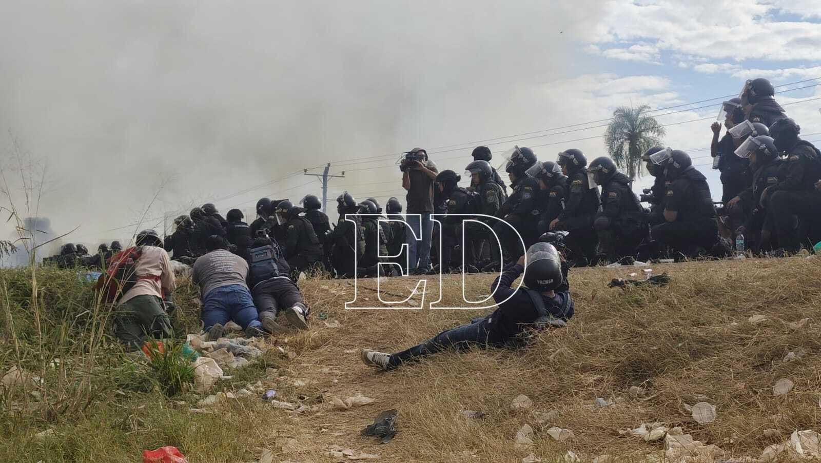 Operativo de desbloqueo de la ruta en el municipio de San Julián /Fotos: Juan Carlos Torrejón