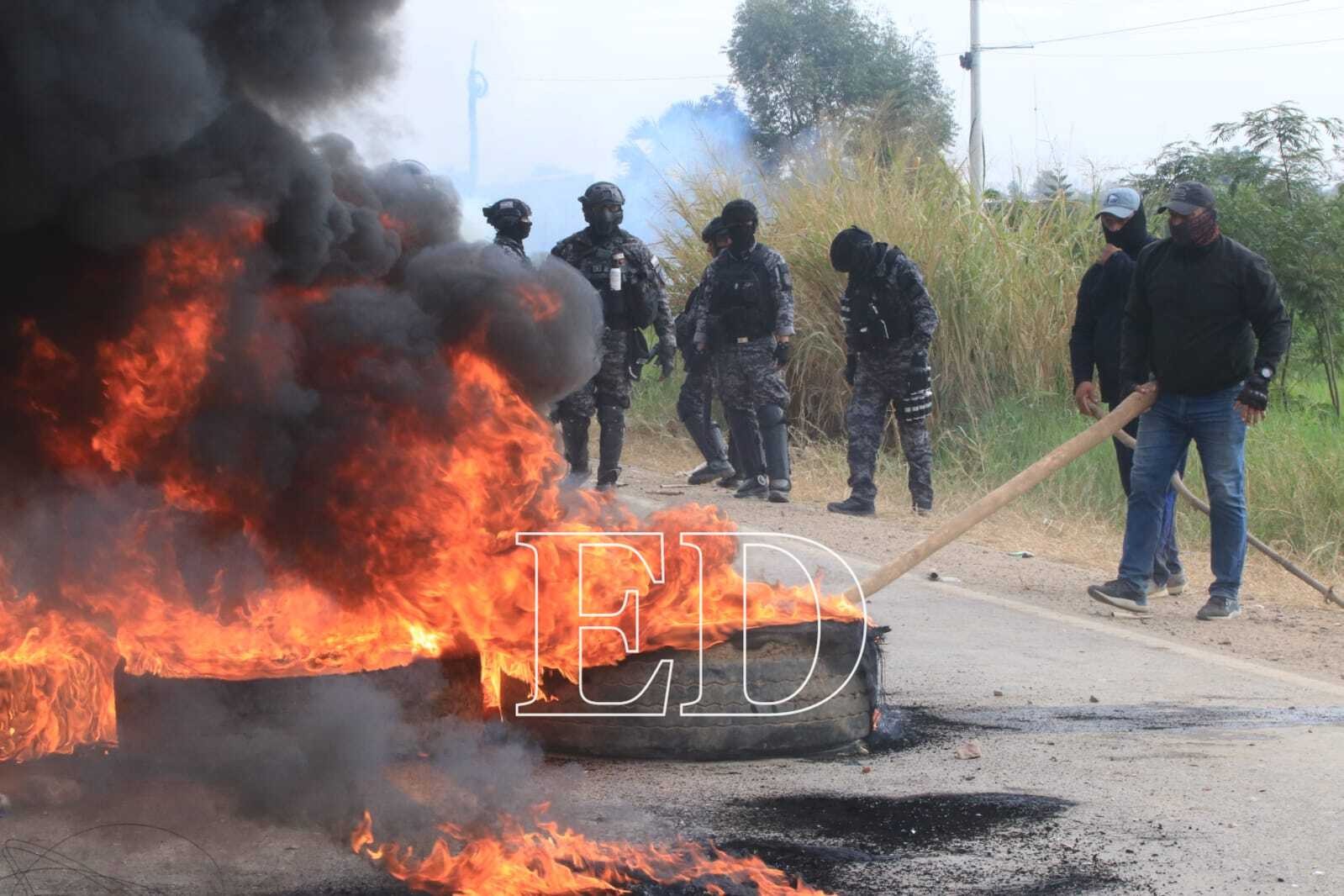 Operativo de desbloqueo de la ruta en el municipio de San Julián /Fotos: Juan Carlos Torrejón