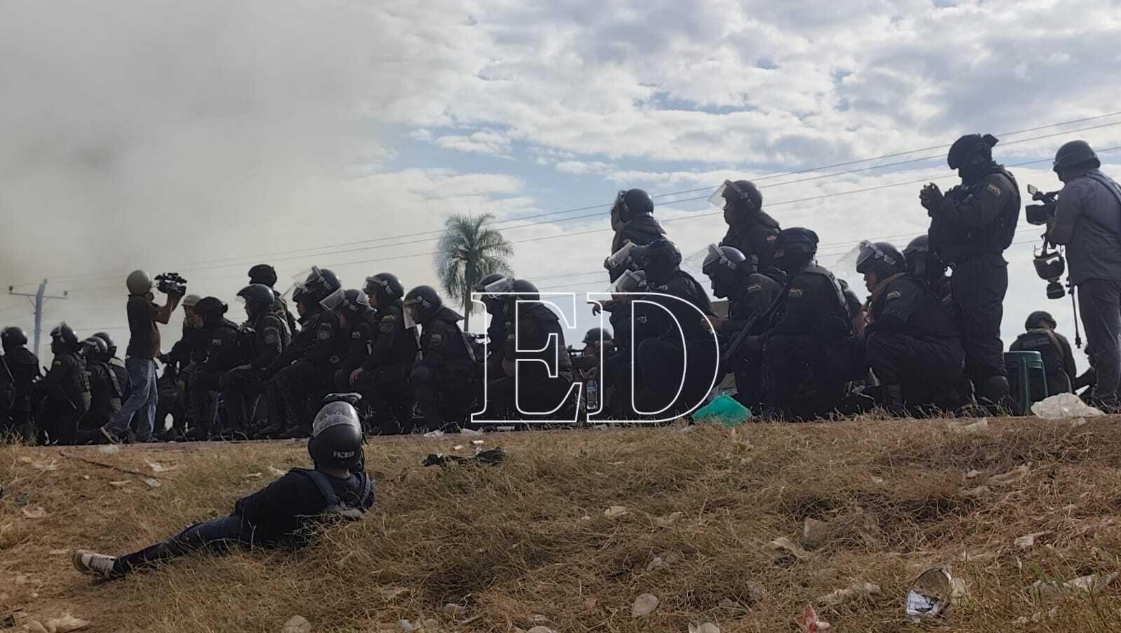 Operativo de desbloqueo de la ruta en el municipio de San Julián /Fotos: Juan Carlos Torrejón