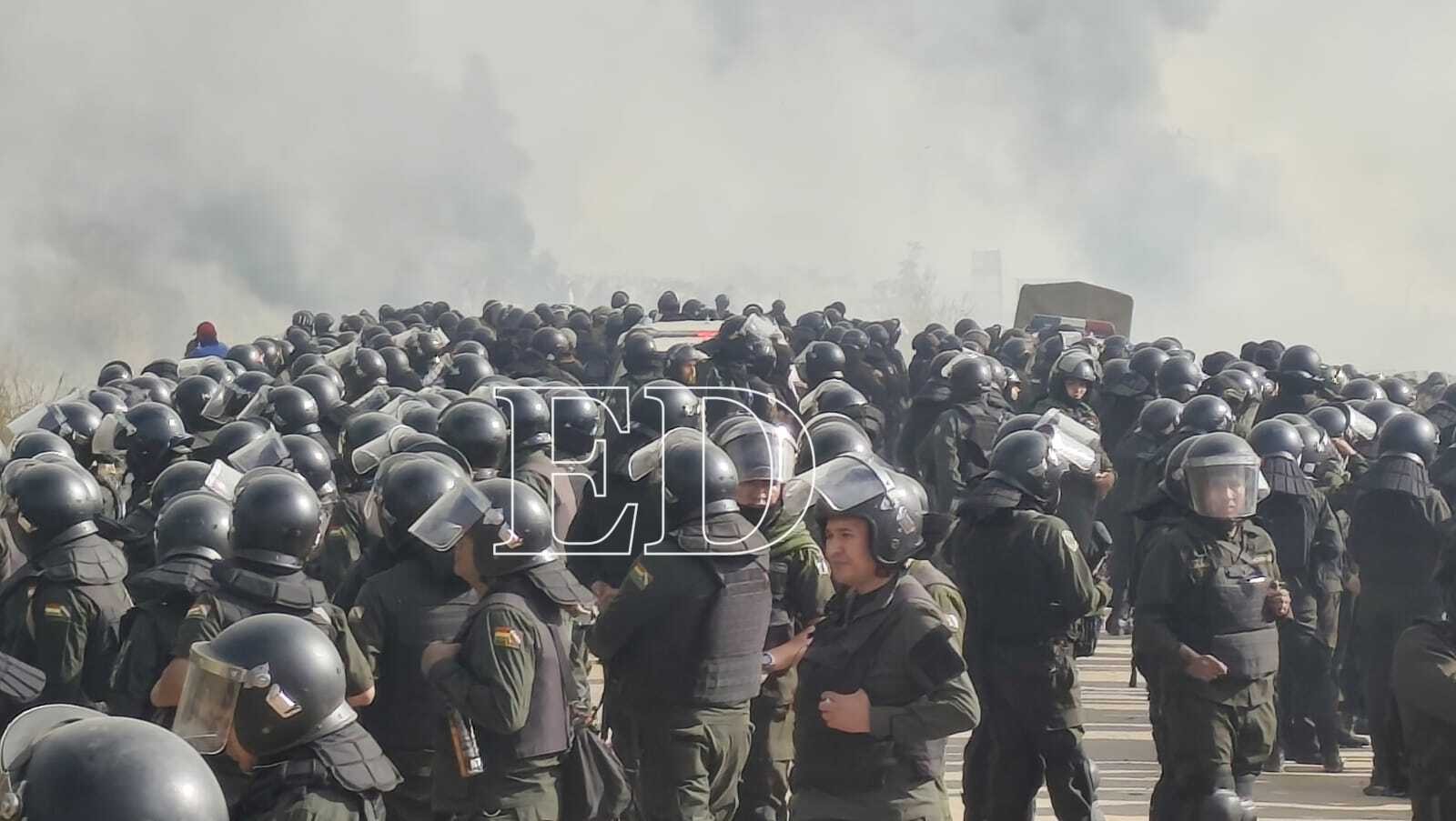 Operativo de desbloqueo de la ruta en el municipio de San Julián /Fotos: Juan Carlos Torrejón