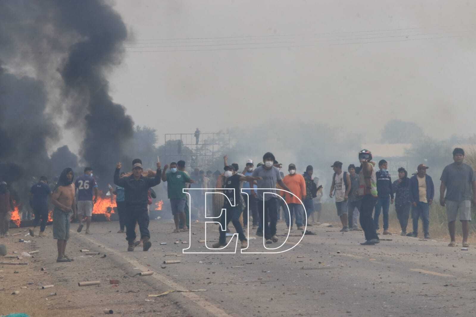 Operativo de desbloqueo de la ruta en el municipio de San Julián /Fotos: Juan Carlos Torrejón
