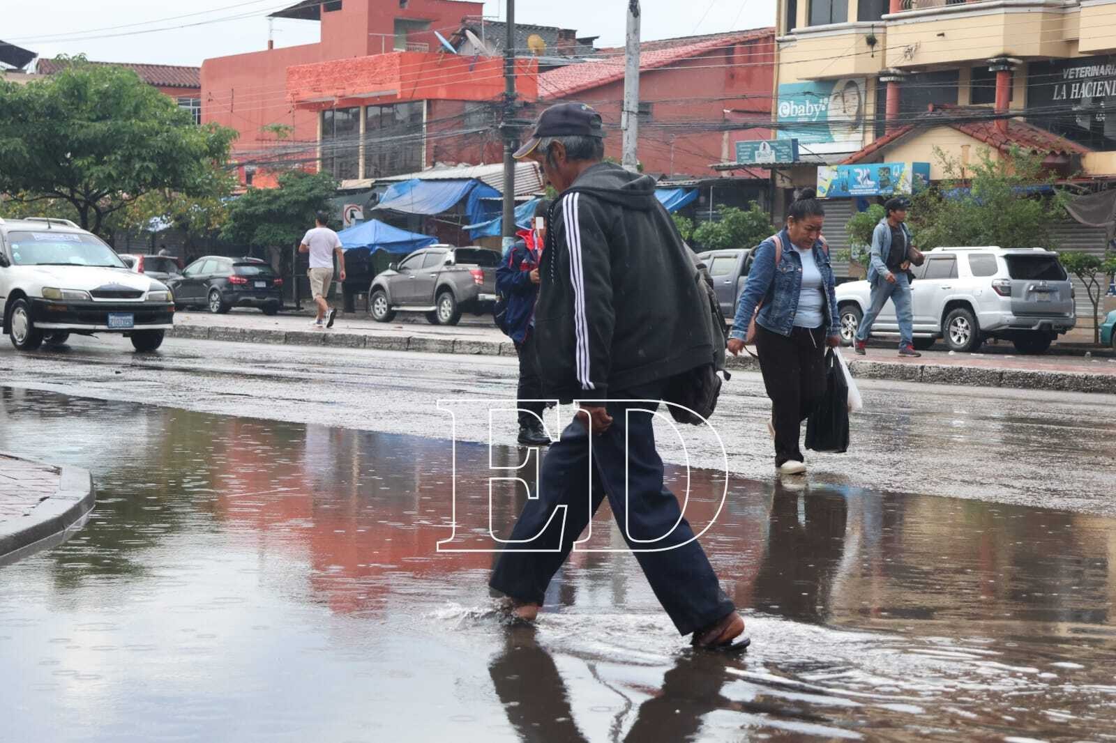 Intensa lluvia deja calles anegadas y gente con dificultades para encontrar transporte público /Fotos: Juan Carlos Torrejón y Ricardo Montero