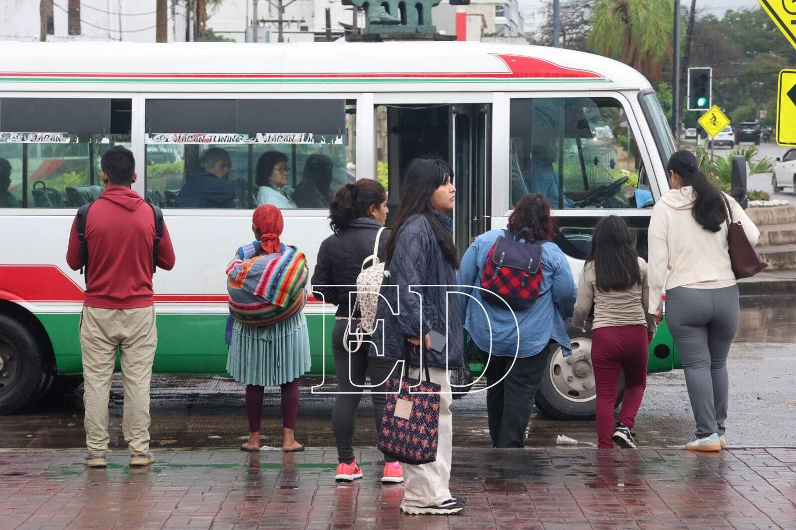 Intensa lluvia deja calles anegadas y gente con dificultades para encontrar transporte público /Fotos: Juan Carlos Torrejón y Ricardo Montero