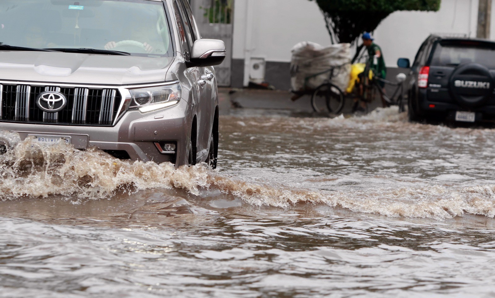 Intensa lluvia deja calles anegadas y gente con dificultades para encontrar transporte público /Fotos: Juan Carlos Torrejón y Ricardo Montero