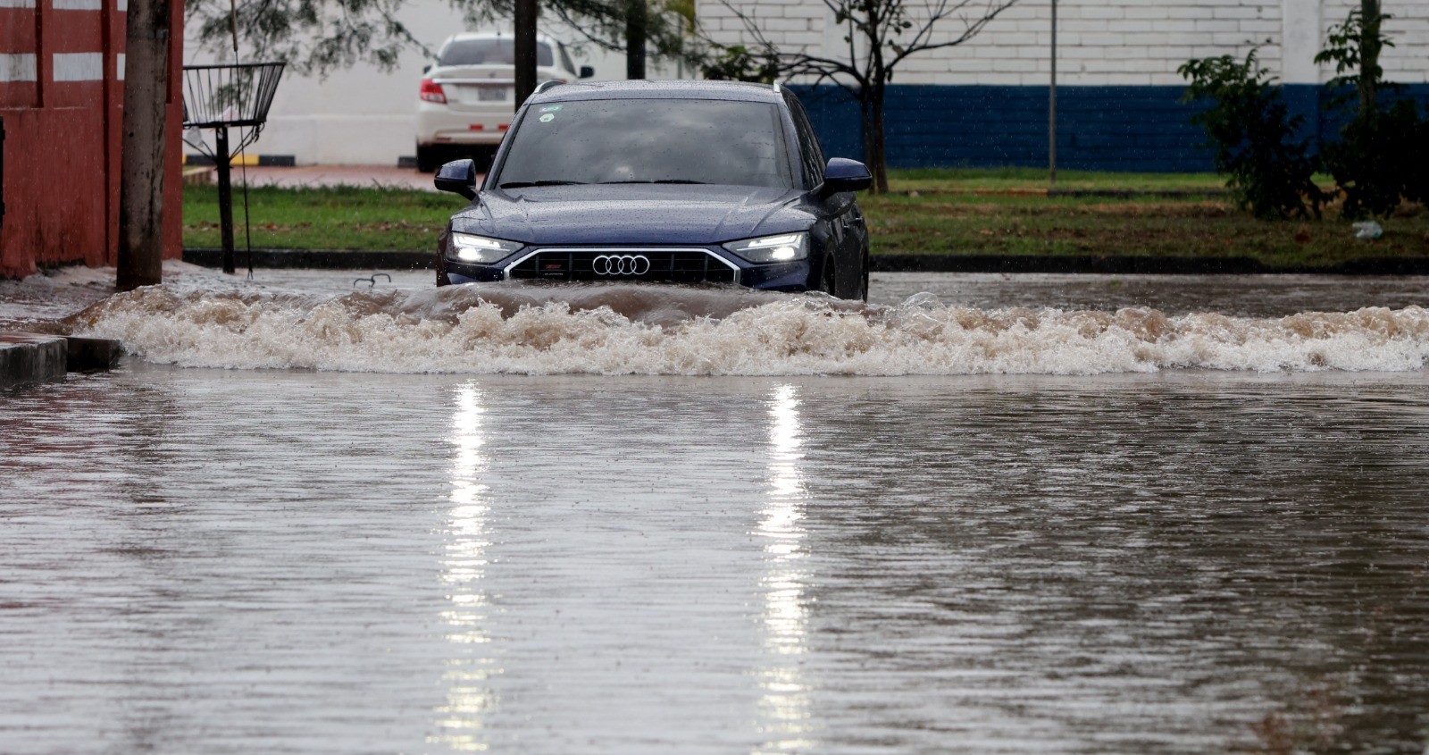 Intensa lluvia deja calles anegadas y gente con dificultades para encontrar transporte público /Fotos: Juan Carlos Torrejón y Ricardo Montero
