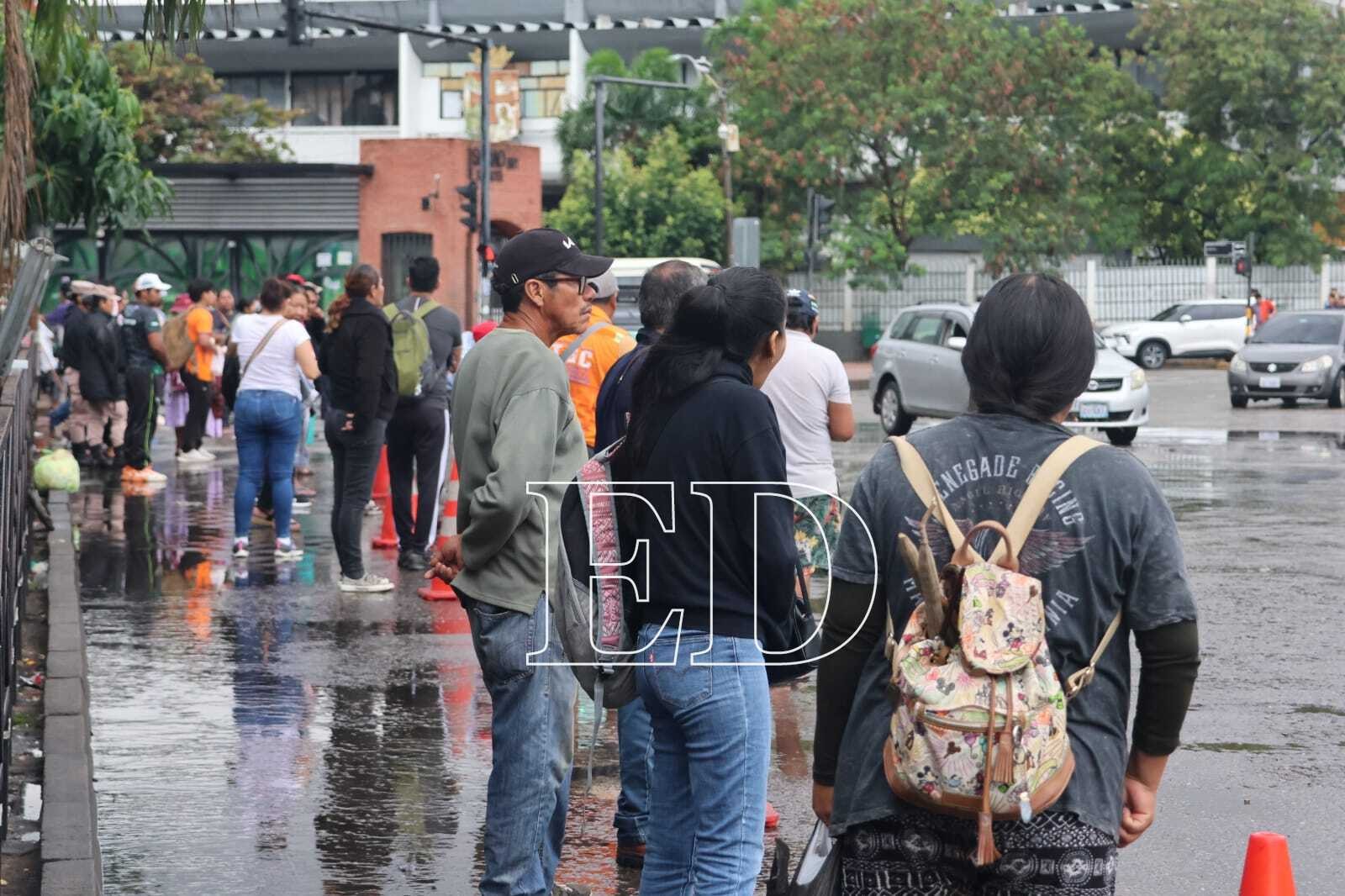 Intensa lluvia deja calles anegadas y gente con dificultades para encontrar transporte público /Fotos: Juan Carlos Torrejón y Ricardo Montero