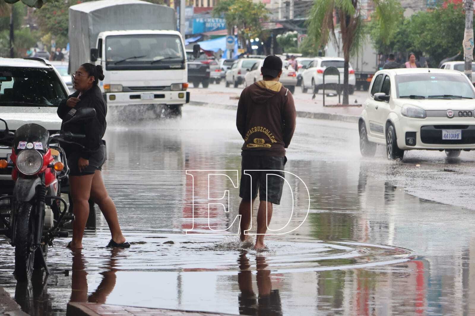 Intensa lluvia deja calles anegadas y gente con dificultades para encontrar transporte público /Fotos: Juan Carlos Torrejón y Ricardo Montero