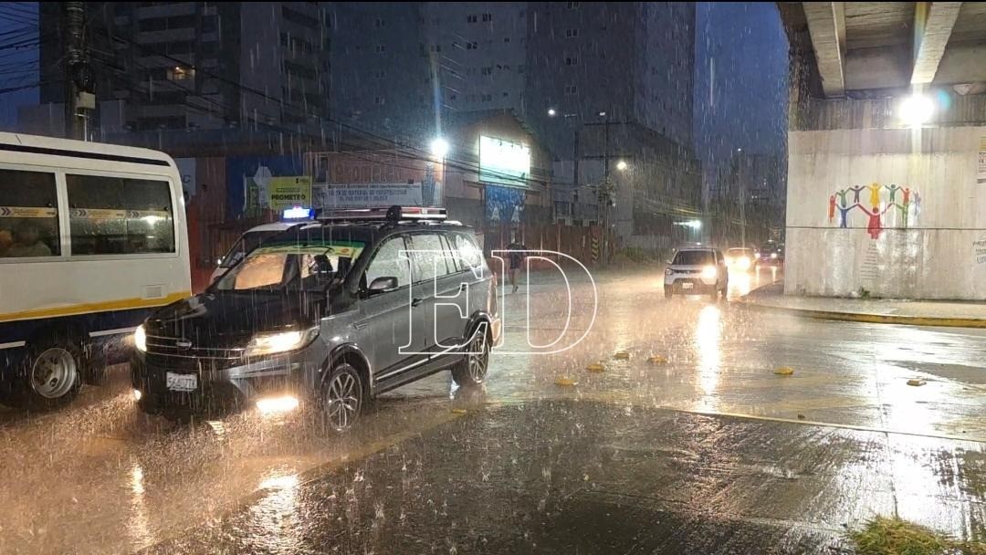 Intensa lluvia deja calles anegadas y gente con dificultades para encontrar transporte público /Fotos: Juan Carlos Torrejón y Ricardo Montero