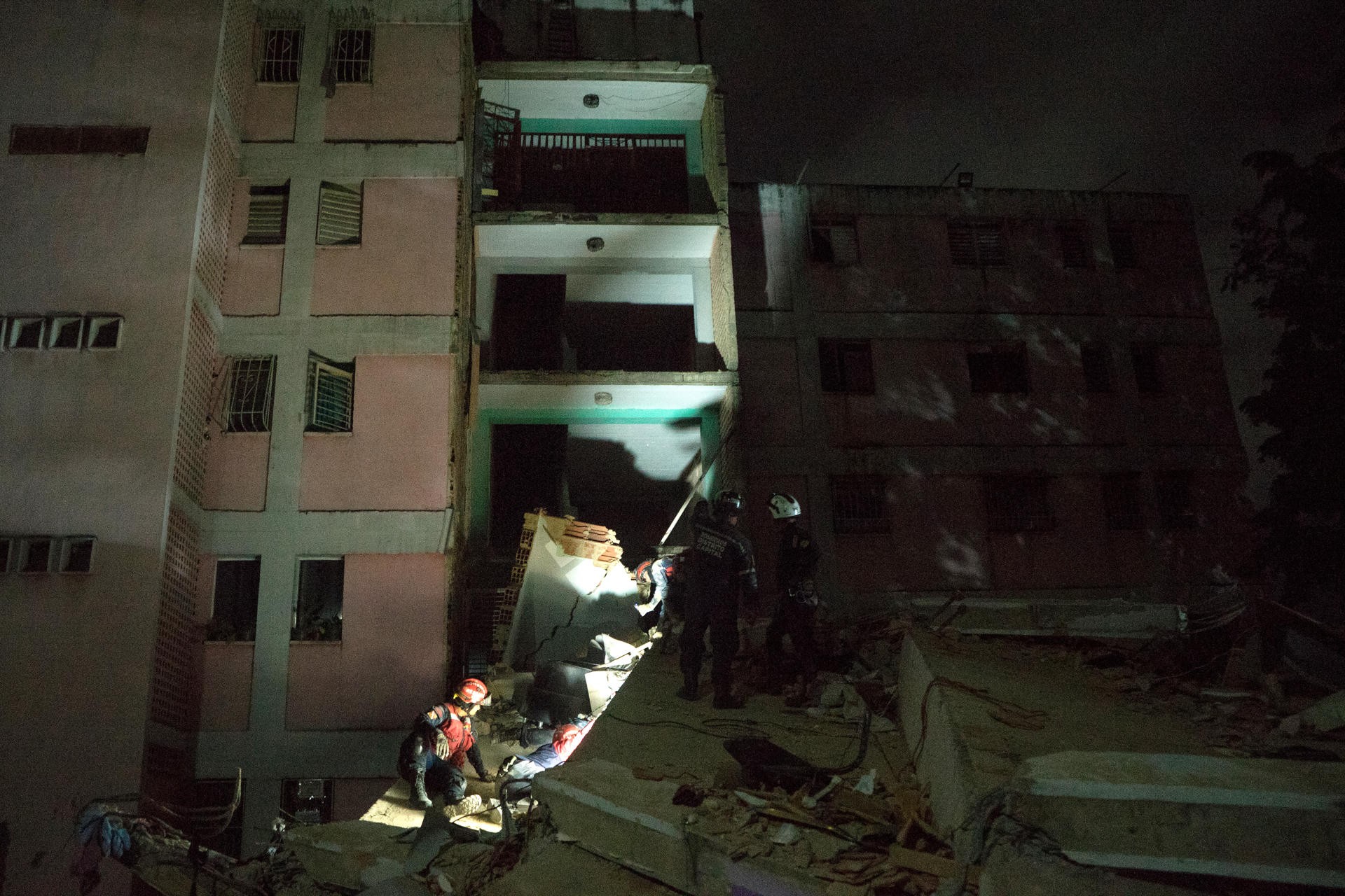 Dos fuertes sismos -uno de magnitud 7,5- sacuden Venezuela en un minuto/Fotos: EFE