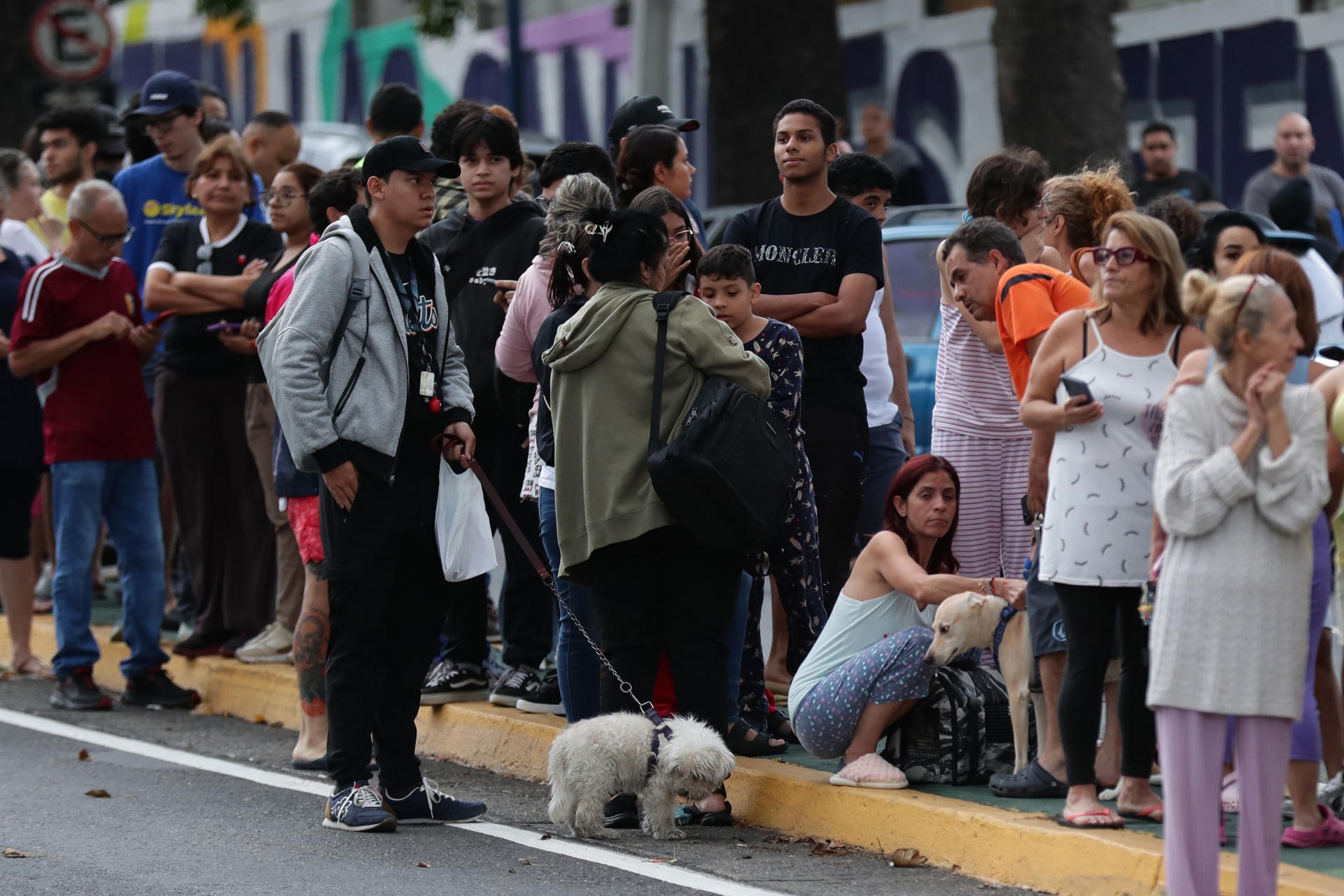 Dos fuertes sismos -uno de magnitud 7,5- sacuden Venezuela en un minuto/Fotos: EFE